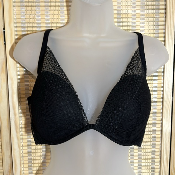 Victoria's Secret Incredible Plunge Bra in Black Lace Padded Underwire 36DD - Picture 2 of 16